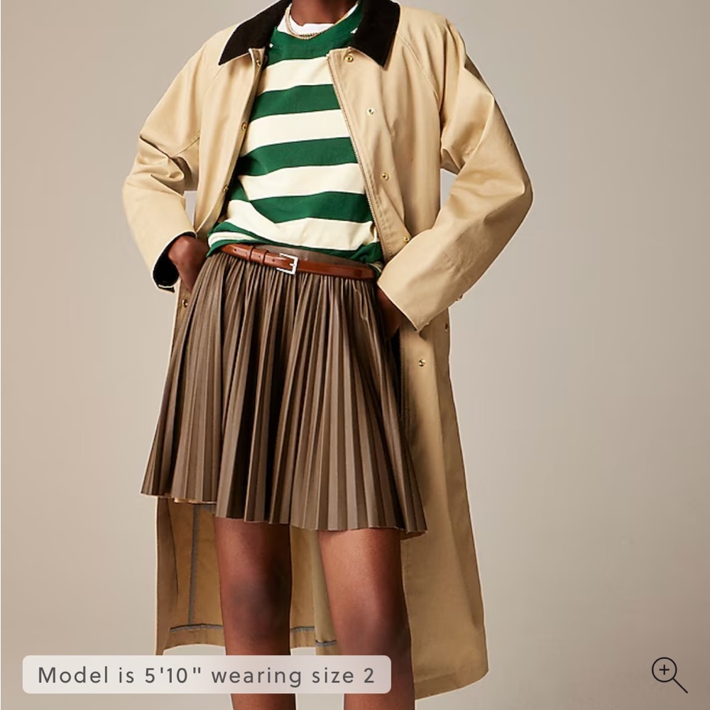 Swingy pleated mini skirt in faux leather